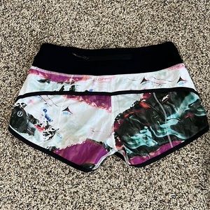 Lululemon Run: Speed Short *4-way Stretch Pigment Wave Multi / Black Size 2